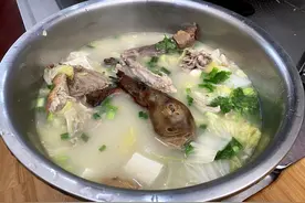 吃烤鸭时，服务员问：鸭架要炸还是煲汤？聪明人都这样回答图片