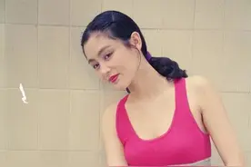 陈红年轻时就时髦，玫红背心配牛仔裤秀小蛮腰，勒出点赘肉好真实图片