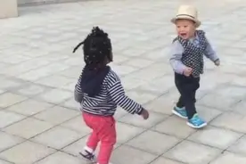 小区溜娃遇到“黑人宝宝”，吓坏3岁男孩，边躲边哭：这是啥啊！图片