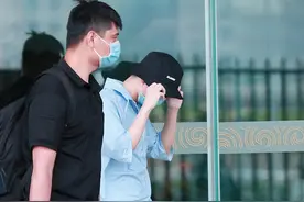 王俊凯穿蓝衣白裤简单清爽，被风吹忙捂帽子动作可爱图片