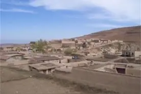 贫困县为致富，将2层楼高巨石搬运9公里，让整个县“石”来运转图片