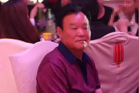 房子被强拆后65岁男子捅死2人伤2人被公诉 是否会被轻判？图片