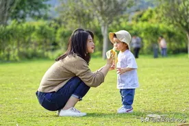 “儿子像娘，金砖砌墙，女儿像老子，反穿皮袄子”，什么意思呢？图片