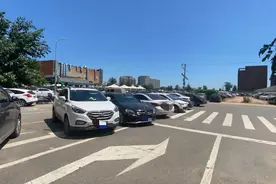 调查 | 经过这里要留意！有汽车频频开上马路牙子图片