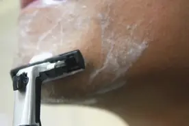 男性刮胡子频率与寿命有关？经常刮胡子是好还是坏？公布答案图片