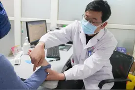 成都一小伙“特异功能”手指可任意折叠！医生：这是病得小心图片