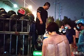 夜幕之下，探访郑州街头卖瓜人的心酸经历图片