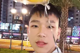 体院年轻帅气的肌肉小奶狗，五官清秀中带着一抹俊俏又坏坏的表情图片