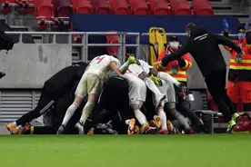 87分钟0-1落后，第92分钟绝杀！东道主闯进欧洲杯正赛图片