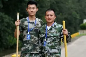 老支书送儿孙上“火线”，翁婿携手守战汛，一处大堤上五对“父子兵”图片