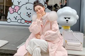 时髦又保暖的“大毛领羽绒棉服”，温度与风度兼具，寒冬季穿刚好图片