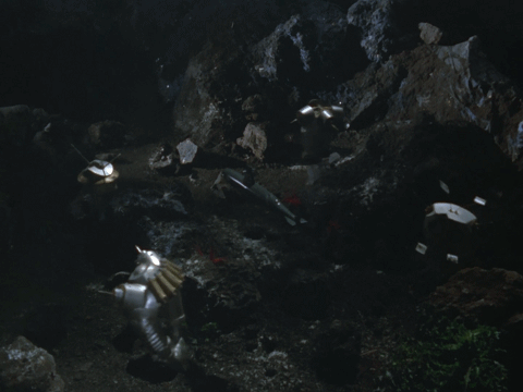 奥特曼被强大的机器人按在地上不能动了，赛文奥特曼：起来