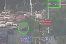 “警官，我老婆羊水破了，在南宁昆仑大道上！”于是，交警的这拨操作666图片