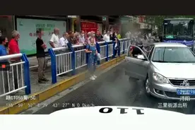 因为有他在围观，演练瞬间变实战......图片