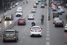 “电摩”是机动车，为什么不让在机动车道行驶？这样“公平”吗？图片