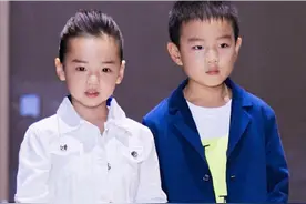 董璇女儿与佟大为儿子同台，俩娃牵手走秀不怯场！女孩雀斑太可爱图片