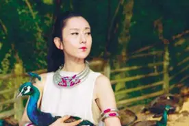 62岁的杨丽萍仙气全无，曾长年吃花瓣，如今剪了指甲拄拐杖出行图片