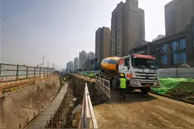 封闭打围分幅施工！西航港又一道路正在提升打造中​图片