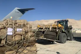 印度军队大量后勤物资通过运输机空运至前线，仓库已经爆满图片