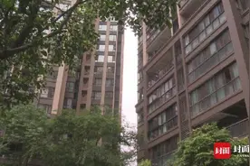 男子凌晨在居民家门口对着女鞋撒尿，警方：行政拘留5天图片