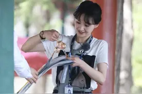 郑爽Max Mara小狗图案Tee，撞衫张雨绮、王鸥、王源图片