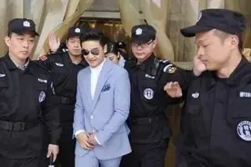和警察合影需谨慎！马云双手交叉像司机，当看到撒贝宁不得不服啊图片