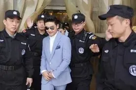 和警察合影需谨慎！马云双手交叉像司机，当看到撒贝宁不得不服啊图片
