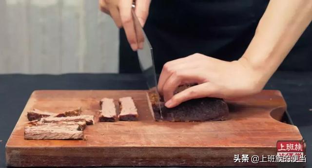 牛肉最过瘾的吃法，教你做超正宗冷吃牛肉，用手撕着吃
