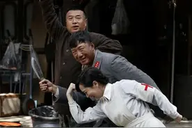 《二炮手》片场照，工作人员给海清补妆，大家都在听秦卫东讲话图片