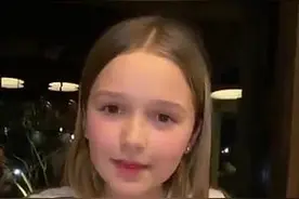 贝克汉姆8岁女儿给爸爸按摩脚，人美心善，这一瑕疵不影响高颜值图片