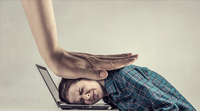 如果在单位很压抑,烦躁,但又迫于家里原因,辞职很纠结怎么办?