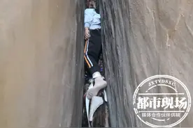 男孩卡进墙缝出不来，奶奶急得流眼泪，全村人跟着揪心图片