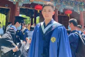 快乐星球多面体北大研究生毕业！穿学士服尽显青涩，人群中超惹眼图片