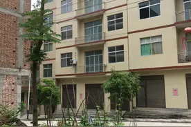 秦岭山沟沟里到处都是漂亮的楼房，最终也逃不出被抛弃的命运。图片