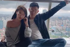 爸爸亲手扔一双儿女下楼，只为娶新交的女朋友？图片