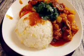 咖喱牛肉饭图片