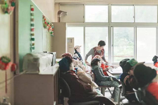 日本有个恐怖村庄,奶奶按照逝者原型做了300个人形,日夜陪自己