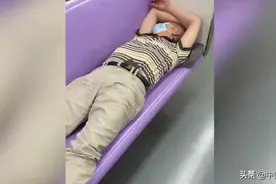 男子上海地铁霸占整排座位脱鞋横躺，乘客愤怒拎鞋丢进垃圾桶图片
