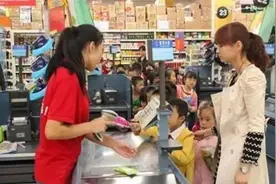 “你孩子偷拿了东西，不信就搜身”，妈妈的话让工作人员立马放行图片