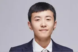 18线小歌手商演，“30位”保镖手拉手护送，结果粉丝还没保镖多图片