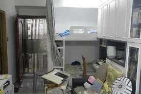 表姐在香港花400万买的房子，厨房想转身都难，客厅还放着双层床图片