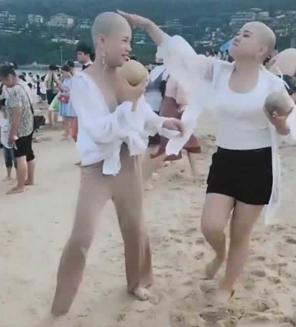 搔首弄姿，与游客寻欢作乐五台山美貌“尼姑”为何能如此放肆？