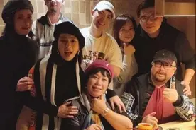 萧敬腾花6位数为妈妈庆生，萧妈涂指甲戴名表，与儿子好似姐弟图片