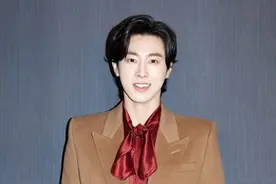 韩国男爱豆深夜在非法酒吧和女性喝酒，买楼疑似“逃税”图片