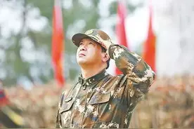 老山战场侦察英雄丁晓兵，被炸亲手割掉手臂，31年后成独臂少将图片