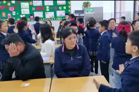小学生在班上表演手势舞，看哭了网友图片