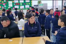 小学生在班上表演手势舞，看哭了网友图片
