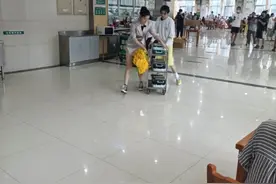 王俊凯《中餐厅》路透曝光，为武汉医护人员送爱心餐超暖图片