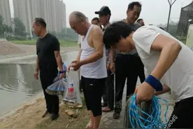 7月9日清晨，清潩河前进桥附近河面出现“鱼浮头”现象无数条鱼挤在岸边换气，许昌市民争相捕捞图片