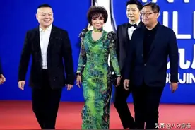 58岁蔡明真是“芭比身材”，绿色连衣裙美艳高贵，凹凸身材太惊艳图片